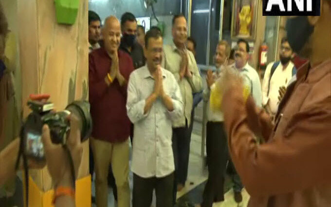 Kejriwal arrives to visit Hanuman Temple in Connaught Place